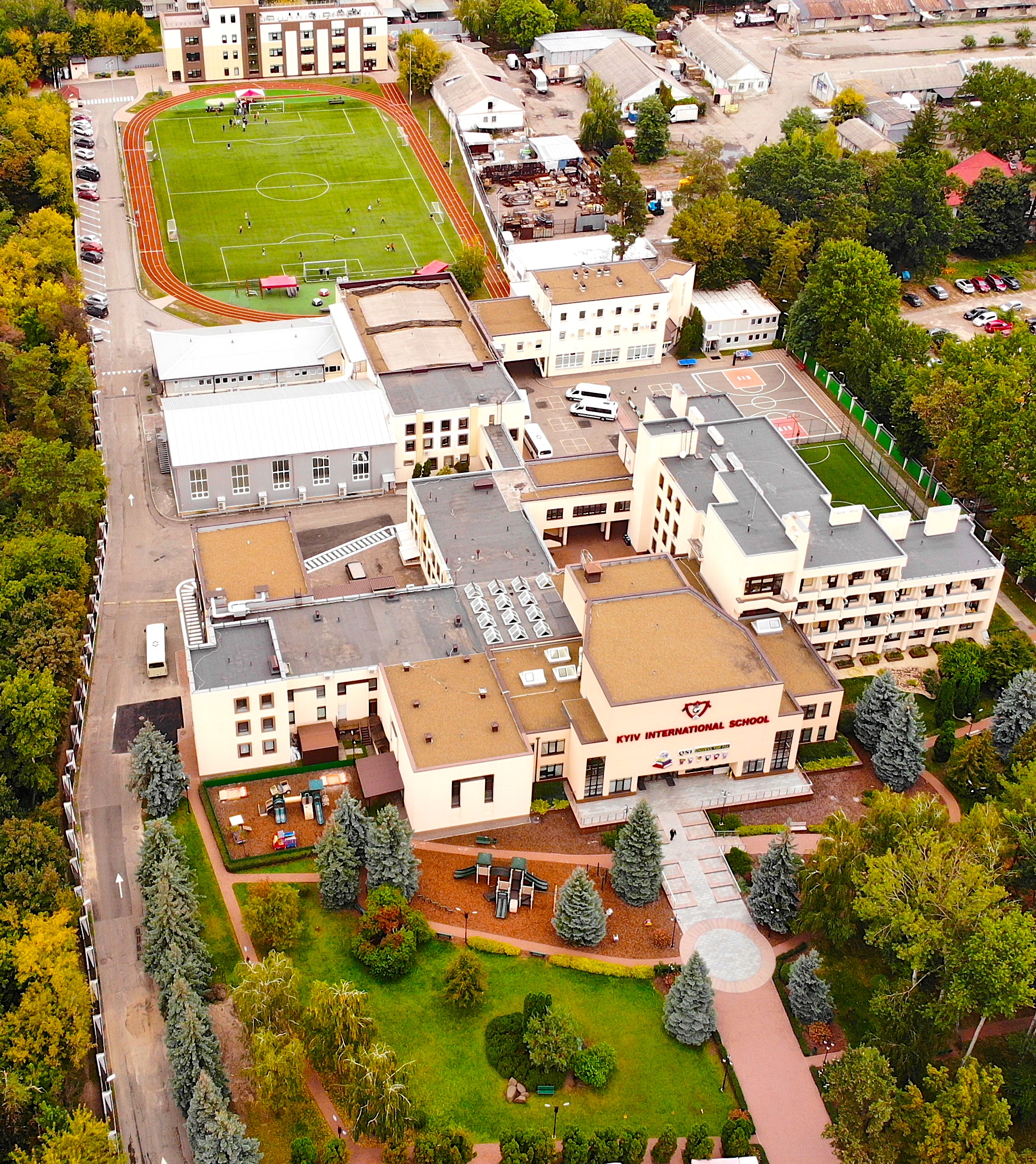 KIS students on campus